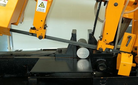 双峰数控带锯床自动送料精度会出现偏差吗？